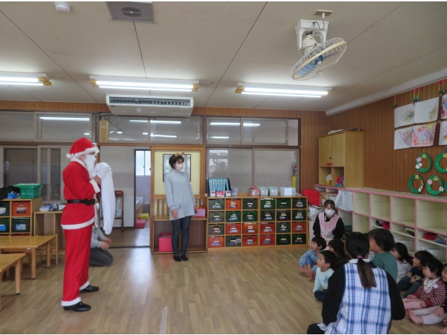 サンタさんの登場にびっくり!