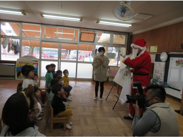 サンタさんにくぎ付けです!