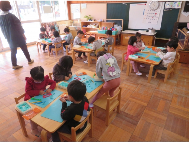 お友だちとおしゃべりしながら作る子、黙々と作る子など様々でした。