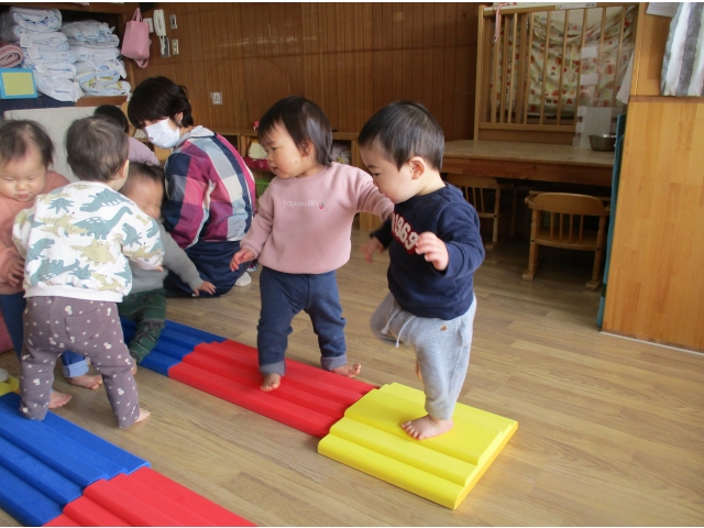 　新しいおもちゃだ！　おっとっと、、、