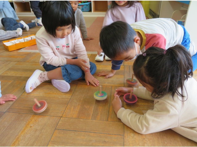 こまがぶつからないように…そっと手で守っています