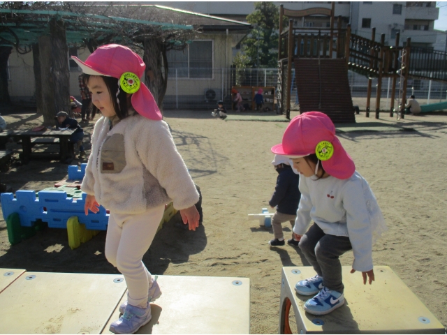 カラーボックスを並べて、その上を歩いたり、ジャンプをして楽しんでいます。