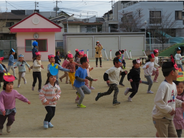 3歳児のお友だちがつかまらないように走ります！