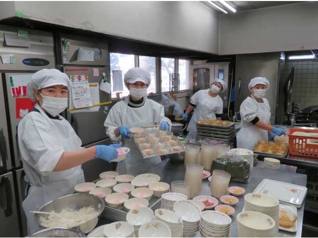 毎回楽しい献立を考えて作ってくれる給食の先生♡