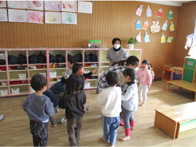 キッチンの裏に隠れてる子もいましたよ。ここなら見つからないかな？