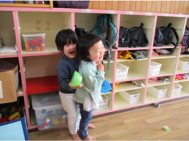 だんだん怖くなってきて…友だちの後ろに隠れています（笑）