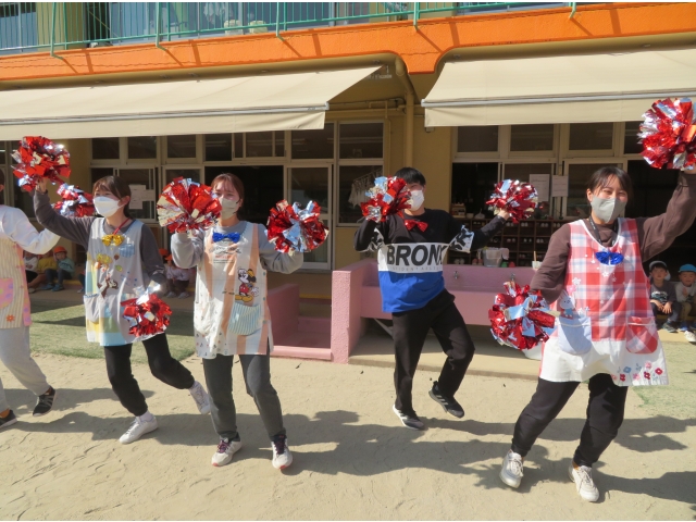リズムに合わせて踊ります♪