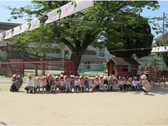 2歳のお友だちは体を動かしたりして楽しみます♡