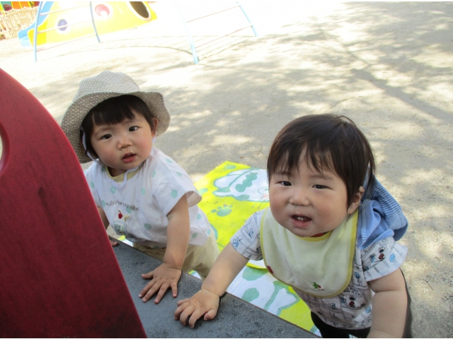 汽車ベンチでつかまり立ち！トントンして楽しいな～