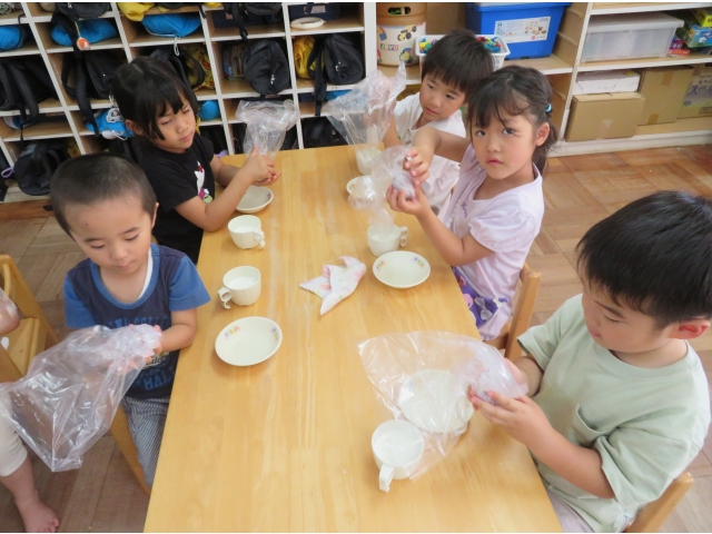 袋に入ったご飯を手でにぎにぎ。「おいしくな～れ！」
