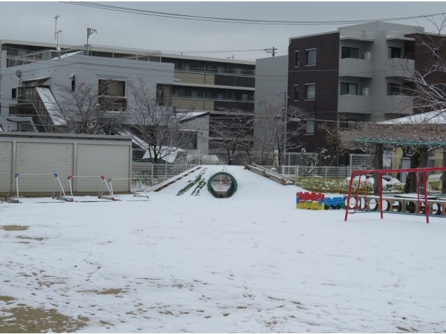 雪一面の園庭です