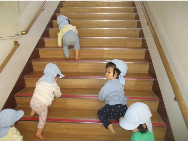 みんな一生懸命、自分で階段をのぼります。