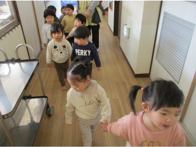 お友だちと手を繋いで♪