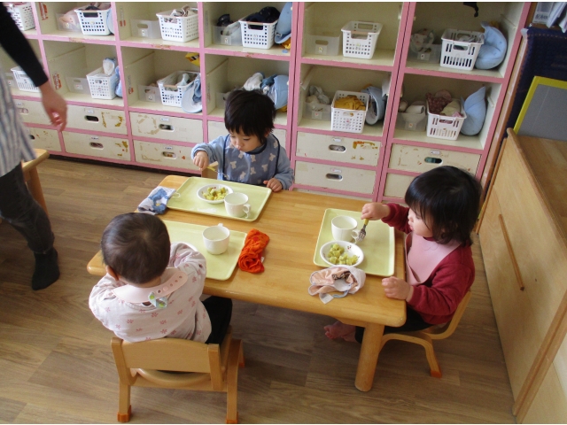フォークを使って食べてるよ！