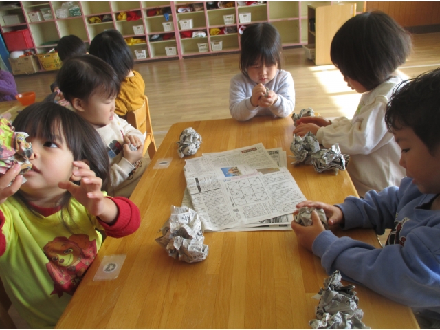 新聞紙のお豆は、みんなで丸めてつくりました♪