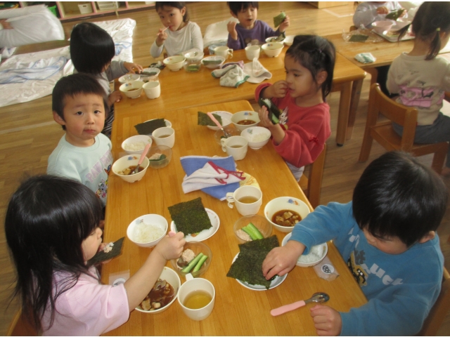 鬼退治のあとはおいしい給食♡恵方巻きを自分で作ります！