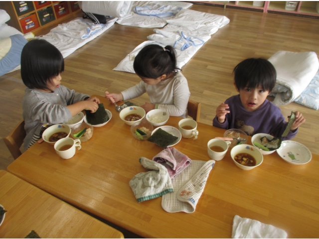 海苔の上にご飯を広げて♪