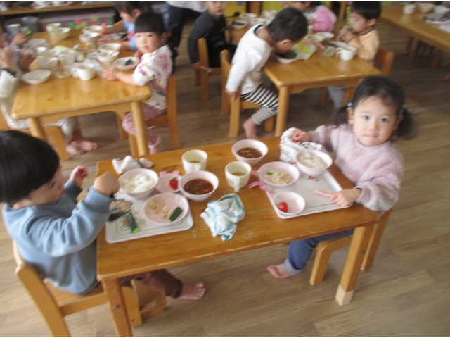 「上手に巻けるよ！見ててね！」海苔の2枚目になると、張り切って自分で作っていました😊