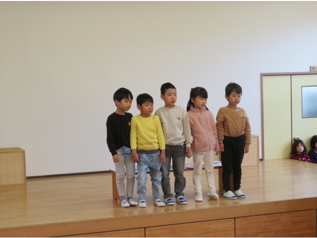 大好きな新幹線、車…など思いを込めて描いた絵をみんなに説明します♡