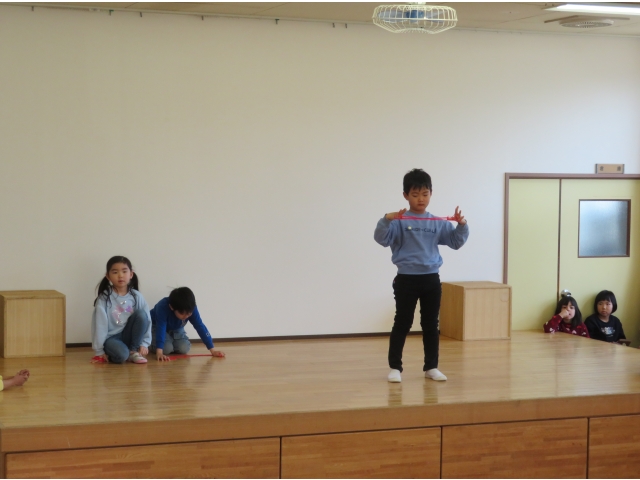 ほうき、タワー、カメ…あやとりの技を披露します!