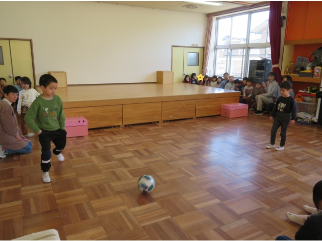 友だちとサッカーのボール蹴り⚽