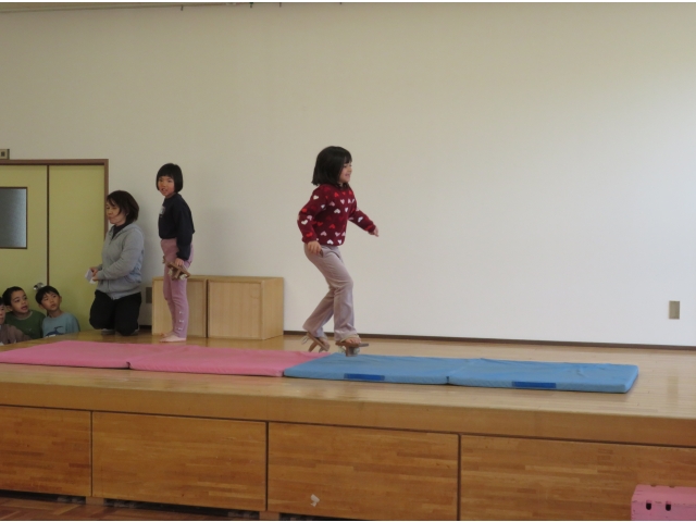 下駄を履いてバランスを取りながら“ジャンプ!”