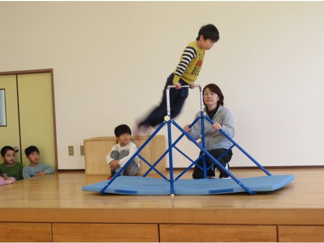勢いを付けて“連続逆上がり”みんなで数を数えながら見守ります!