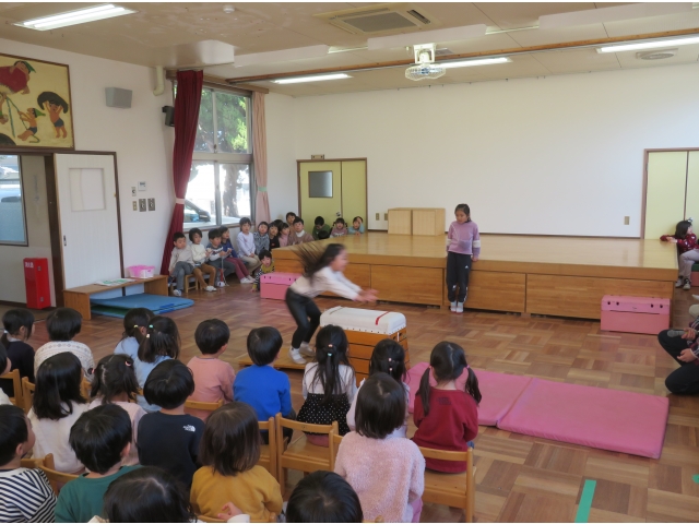 廊下から助走を付けて跳びます!