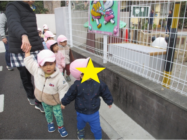 お弁当の前に、保育園の周りをお散歩♡