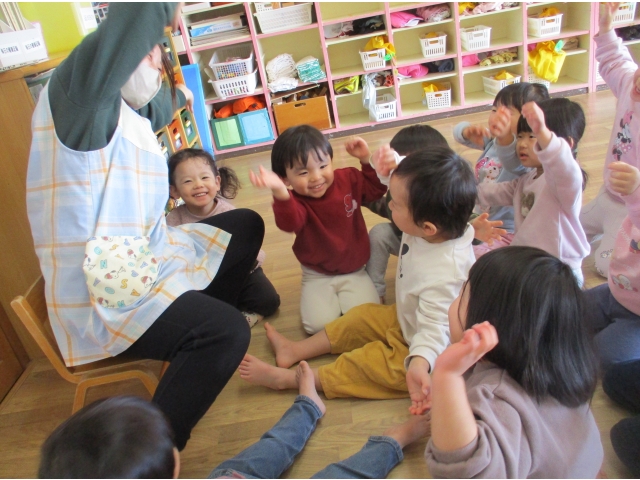 　絵本の後は、『かぜさんそよそよ』の歌を歌います♪