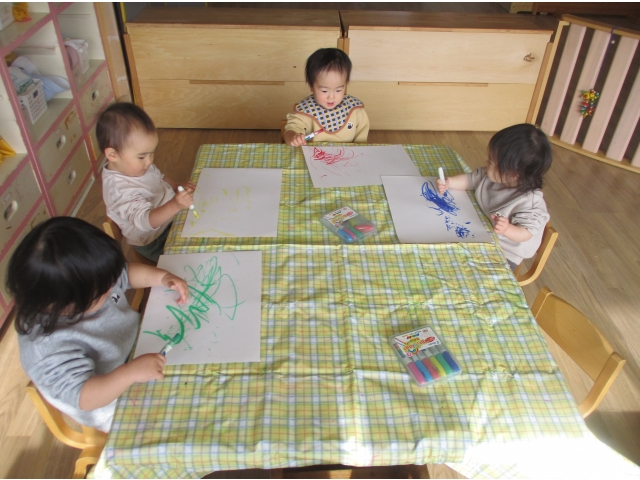 好きな色を選んで自由に描いています！