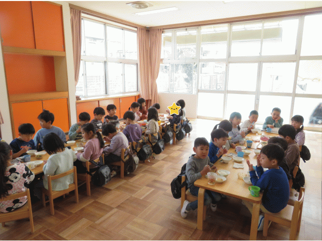 今日は遊戯室で給食です！