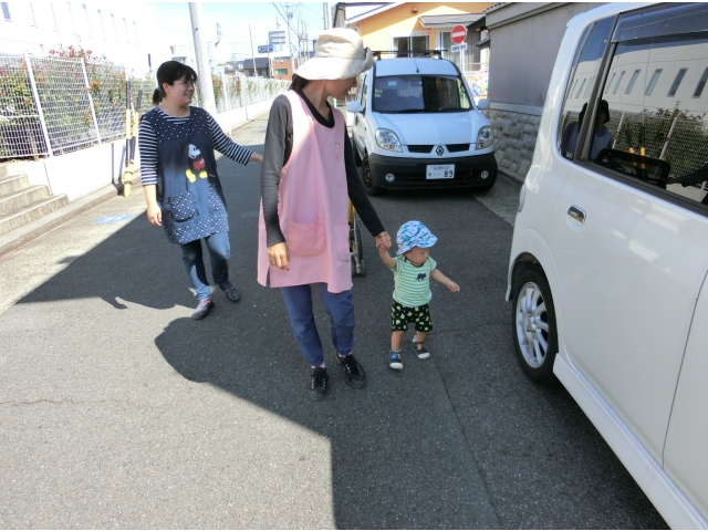 トコトコ…