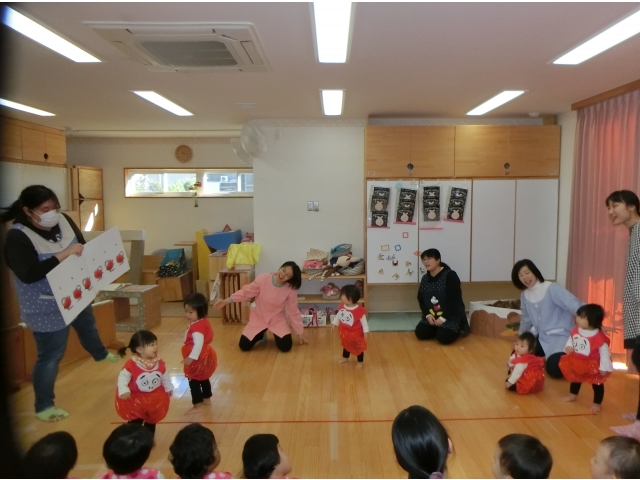 だるまさんが