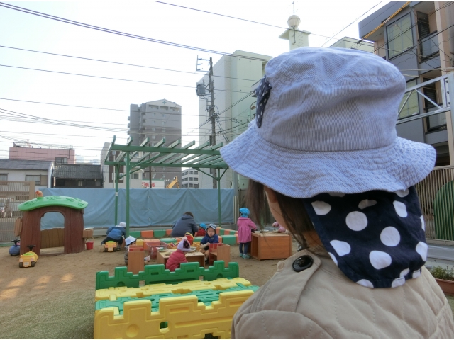 遠くに見えるショベルカーを見ています