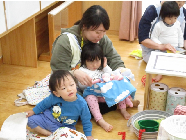 安心する保育者のもとで…