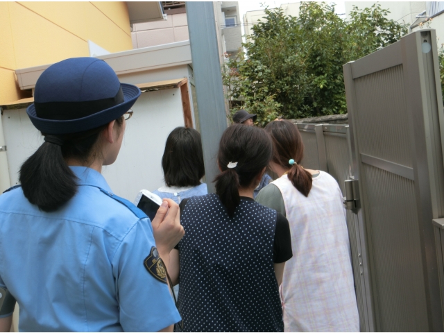 不審者の行方を確認