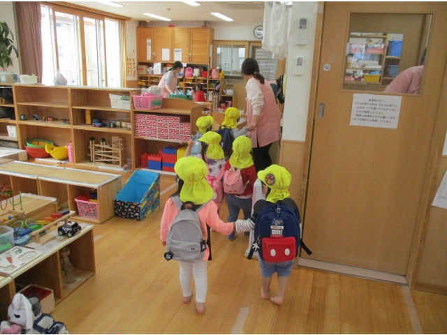 園内を散歩します