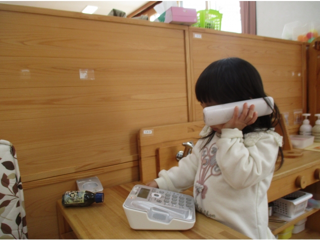 「もしもし、はい、はい」