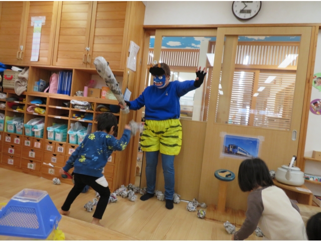 「おにはそとー！」
「ふくはうちー！」