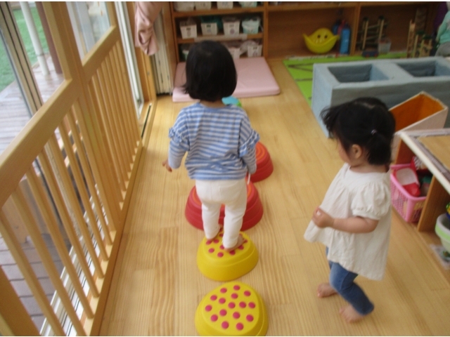 遊具の上を…