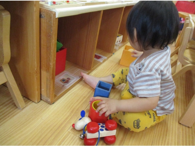 積み木を重ねて…