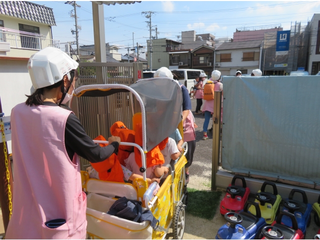 今回は隣の駐車場に避難しました。
