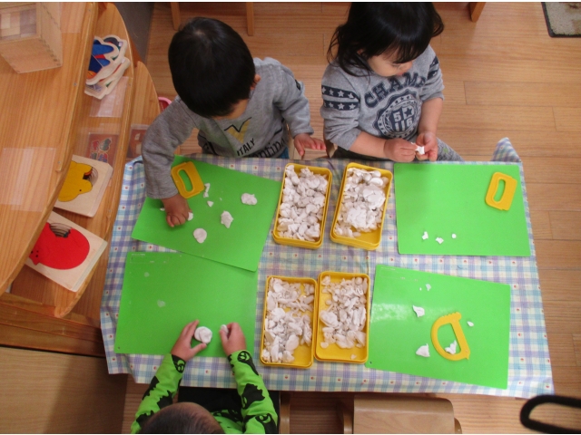 粘土遊びを楽しんでいます♪