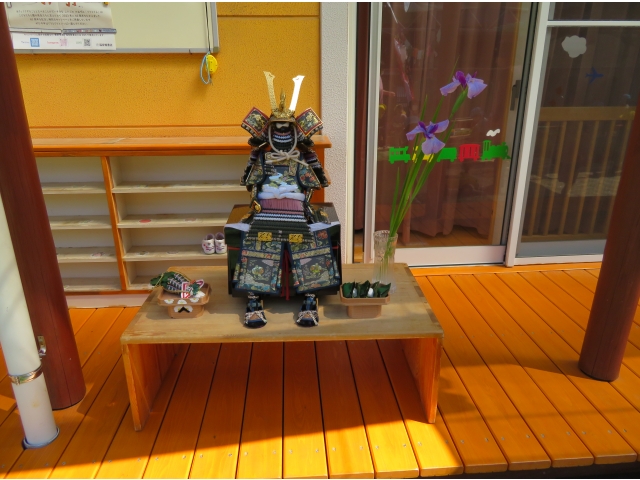 ☆五月人形に菖蒲の花