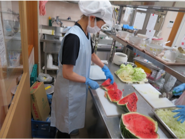 給食の先生に切ってもらいました。