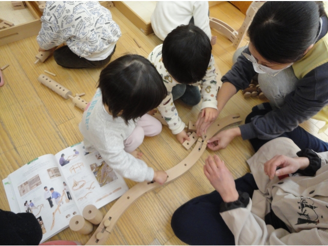 本を見ながら組み立てています！