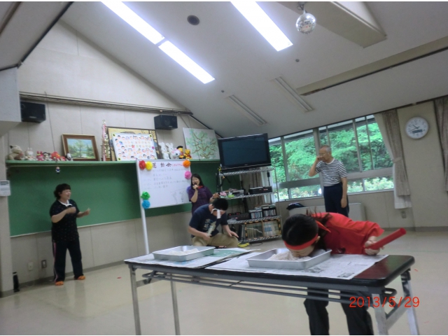 職員は障害物リレーです