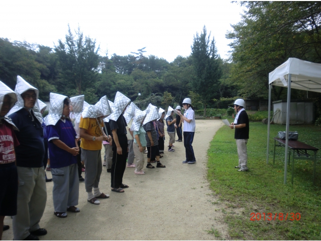 防災頭巾をかぶり、グラウンドへ避難。