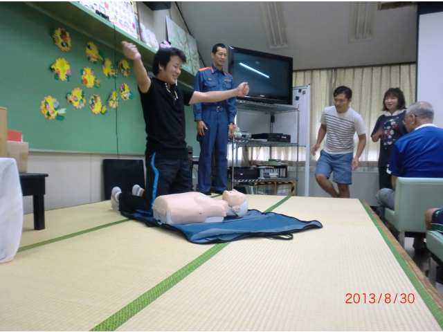 「誰か来てください！」
AED講習で実技練習！